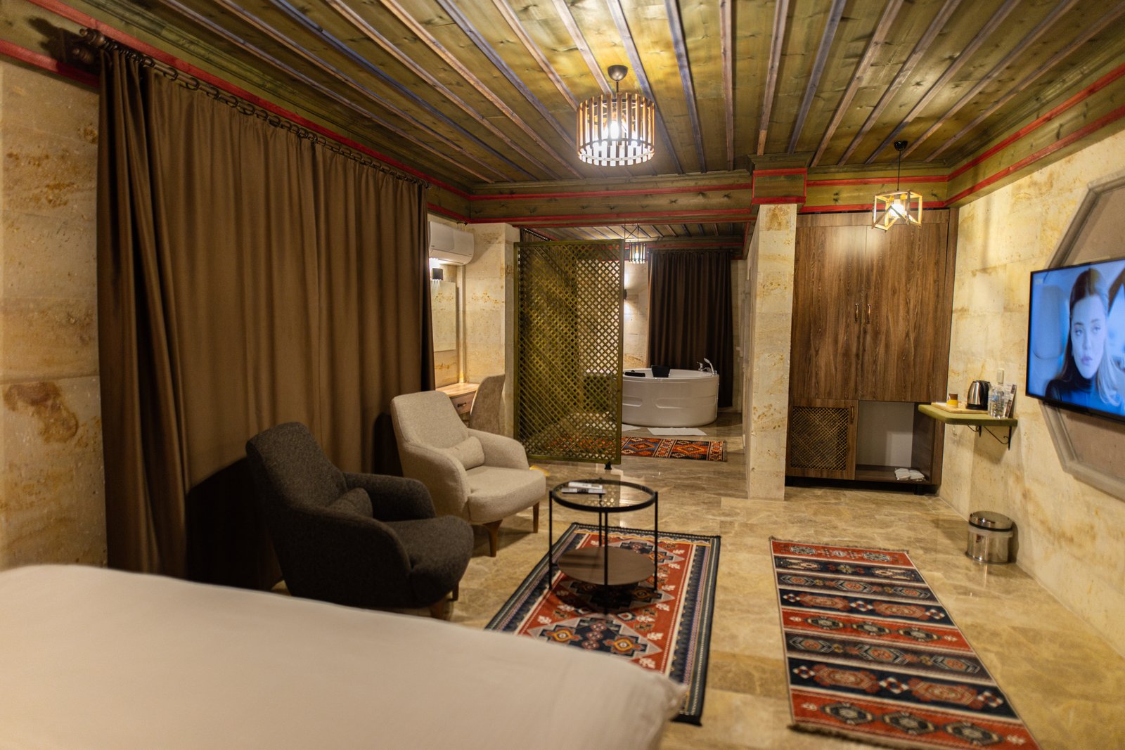 Jacuzzi Junior Suit main room view