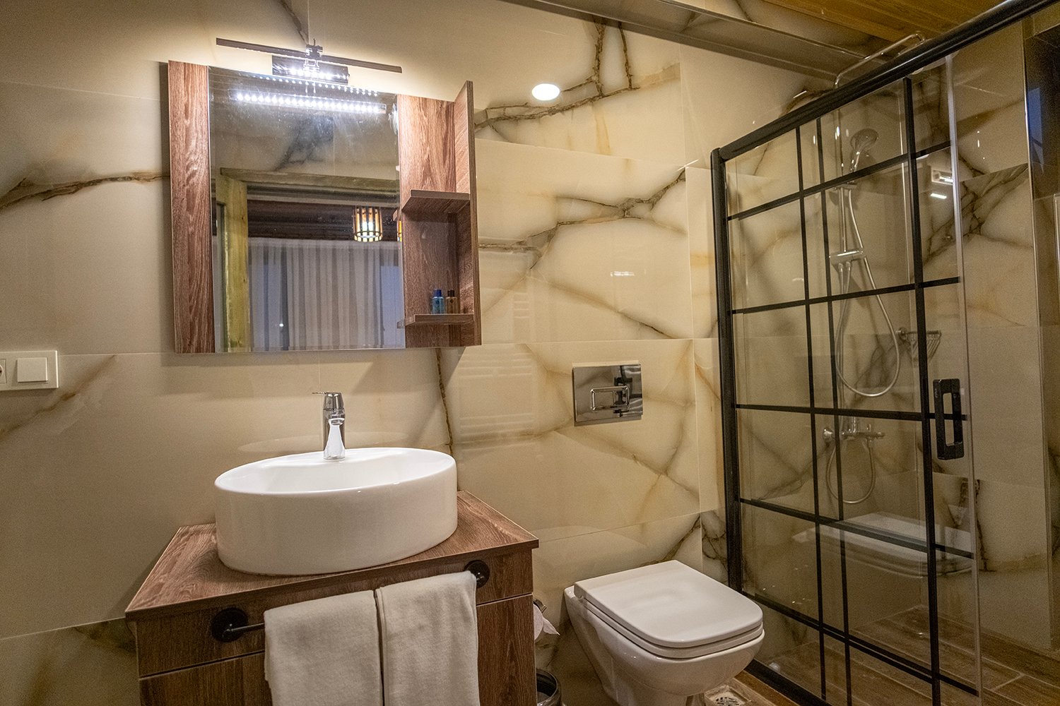 Junior Suit bathroom view